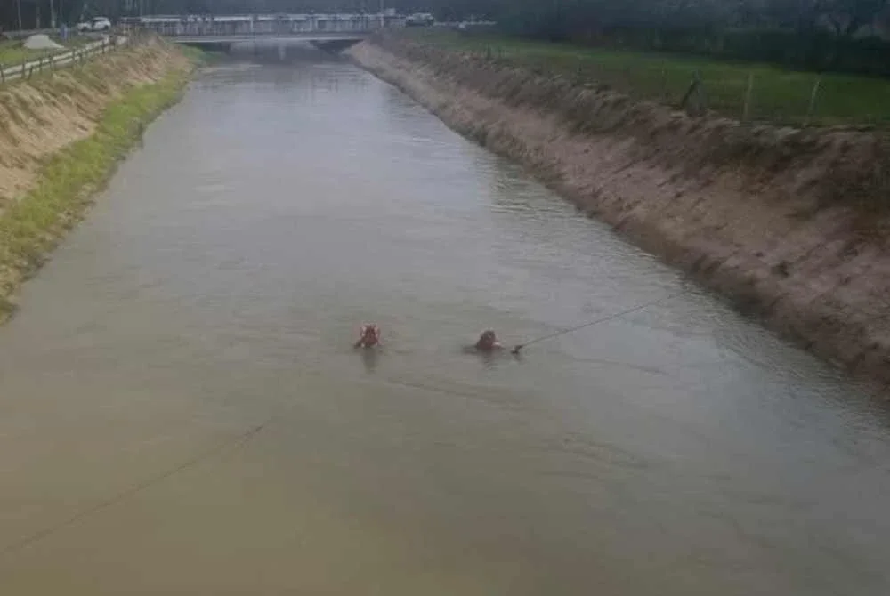 Anggota bomba melakukan pencarian mangsa yang terjatuh ke dalam Terusan Sungai Dua di Jalan Bertam Perdana 2 pada Khamis.