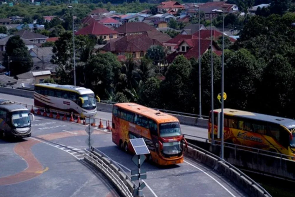 Kerajaan dimohon untuk mempertimbang serta menyegerakan kelulusan kenaikan subsidi diesel bagi pengusaha bas ekspres daripada 6,000 liter kepada 10,000 liter sebulan. - Foto fail Bernama
