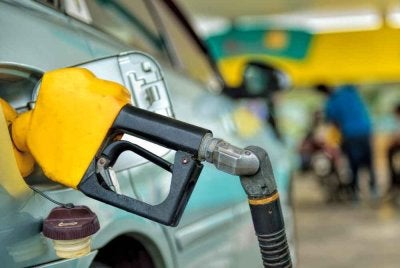 Ketika ini, harga RON95 yang dibayar pengguna sekitar RM1.99 seliter, jauh lebih rendah berbanding anggaran harga pasaran sebenar mencecah RM3.87. Foto hiasan