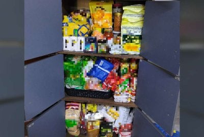Shamsiyah menunjukkan sebahagian stok bekalan makanan yang disimpan dimana ia sudah menjadi amalan bagi meringankan beban suami.