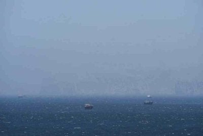 Pergerakan kapal tangki minyak yang melalui Selat Hormuz telah dihentikan susulan serangan Israel ke atas Lubnan. 
