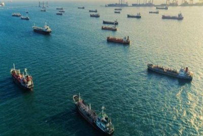 Sebilangan besar kapal dilaporkan terkandas di Selat Hormuz awal pagi Khamis.