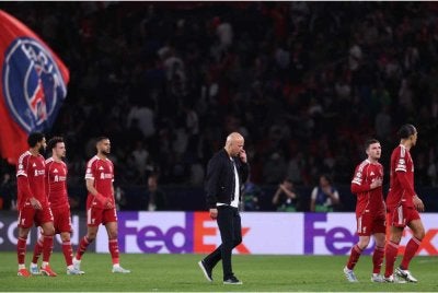 Slot (tengah) mengakui Liverpool serba tidak menjadi dalam perlawanan menentang PSG. FOTO: AFP