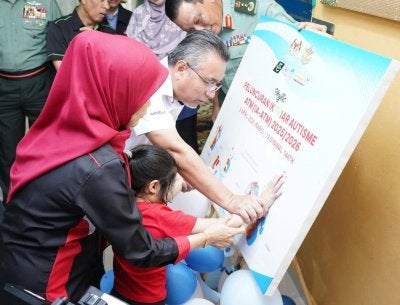 Adly menyempurnakan gimik perasmian IA-ATM Kem Terendak pada Rabu.