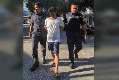 Win Htike dibawa polis ke mahkamah.