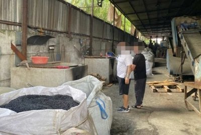 Kilang plastik di Ijok yang dipercayai dikendalikan warga China dengan berselindung memproses e-waste digempur pada Selasa.