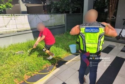 Imigresen Johor tahan warga Korea dan pekerja Filipina dalam serbuan di kawasan elit di Horizon Hills. - Foto JIM Johor