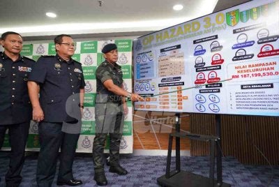 Hakemal menunjukkan statistik operasi. Foto Sinar Harian-ROSLI TALIB