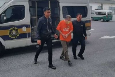 Perintah reman sehingga 13 April dikeluarkan Majistret Nurul Natasha Rizal selepas permohonan dibuat SPRM di Mahkamah Majistret Kangar pada Khamis.