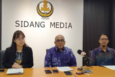 Mohammad Zahir (tengah) ketika sidang akhbar di Bilik Sidang Media DUN Perak, Bangunan Perak Darul Ridzuan di sini pada Khamis.
