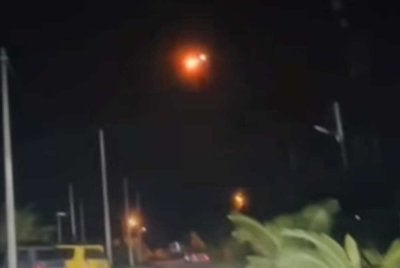 Tangkap layar video menunjukkan objek bercahaya dipercayai serpihan angakasa yang dikesan di ruang udara Sarawak pada Selasa, 