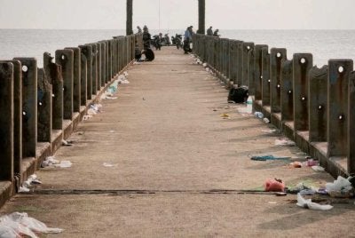 Gambar tular menerusi laman sosial aktivis alam sekitar, Geng Plastik Ija (GPI) menunjukkan sampah sarap dibuang dipercayai dilakukan oleh kumpulan pencandat sotong.