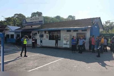 Keadaan di Balai Polis Ulu Tiram, Johor Bahru selepas berlaku kejadian dua anggota polis maut ditembak sementara seorang lagi anggota parah pada Mei 2024.