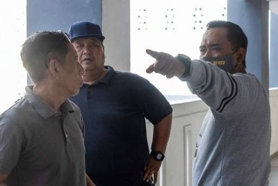 Mohd Irfan Azieyadi mengaku tidak bersalah di Mahkamah Sesyen Kota Bharu pada Khamis atas pertuduhan melakukan samun terhadap seorang wanita di sebuah kedai runcit di Kampung Kemumin, Kota Bharu tahun lepas.
-- fotoBERNAMA (2026) HAK CIPTA TERPELIHARA