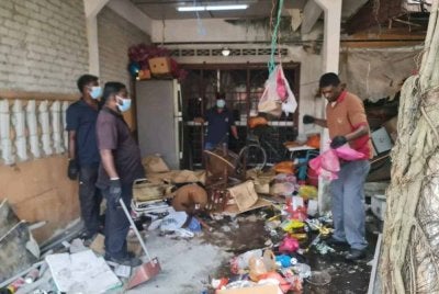 Sebuah kediaman dipenuhi longgokan sisa barang kitar semula di Taman Mewah Jaya di sini pada Rabu.