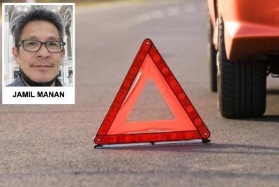 Kerajaan perlu memberi keutamaan kepada kempen secara besar-besaran mengenai penggunaan lampu kecemasan, tanda segitiga amaran dan garis panduan keselamatan ketika kenderaan rosak di jalan raya.