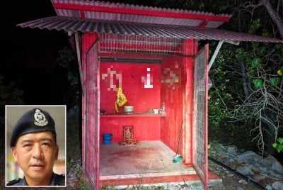 Polis sedang mengesan seorang lelaki kurang siuman dikenali sebagai ‘Ucuk’ bagi membantu siasatan dalam kejadian menconteng kalimah suci pada dinding sebuah tokong di Persisiran Pantai Siring, Merlimau. Gambar kecil: Robert