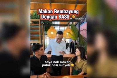 Steven (tengah) berseloroh menyatakan hasrat untuk menikmati nasi minyak Bella dan Syed Saddiq.