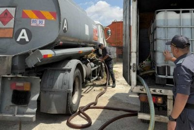 Penguat kuasa memeriksa lori dan tangki yang dipercayai digunakan untuk penyelewengan diesel di Kawasan Perindustrian Sri Purnama, Johor Bahru.