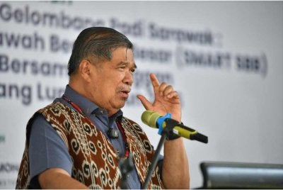Mohamad Sabu ketika berucap pada Majlis Perasmian program Gelombang Padi Sarawak: SMART Sawah Berskala Besar (SMART SBB) di Dewan Sri Nangkai Gran Stumbin, Sri Aman, hari ini. - Foto: Bernama