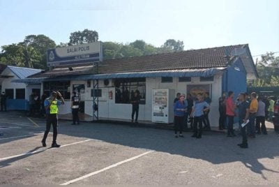 Keadaan di Balai Polis Ulu Tiram, Johor Bahru selepas berlaku kejadian dua anggota polis maut ditembak, sementara seorang lagi anggota parah pada Mei 2024.