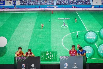 Pemain Liga Super (dari kiri), Nooa Laine dari Selangor FC, Takumi Sasaki dari Negeri Sembilan FC, Irfan zakaria dari Melaka FC dan Park Tae-Su dari PDRM FC mencuba permainan eFootball pada majlis kerjasama MFL dan Konami pada Khamis. - Bernama