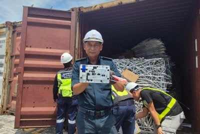 Sebanyak 11 kontena diperiksa dengan sembilan daripadanya mengandungi sisa elektronik kategori SW110 seberat 227,450 kilogram.