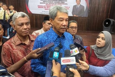 Mohamad ditemui pemberita selepas merasmikan Mesyuarat Agung Persatuan Ibu Bapa dan Guru Sekolah-Sekolah di DUN Rantau.