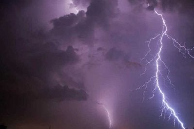 MetMalaysia keluarkan amaran ribut petir, hujan lebat dan angin kencang di Kuala Lumpur serta 11 negeri sehingga jam 9 malam ini. - Gambar hiasan