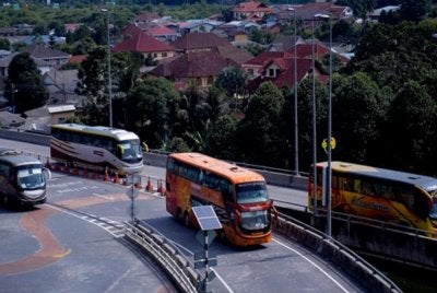 Kerajaan dimohon untuk mempertimbang serta menyegerakan kelulusan kenaikan subsidi diesel bagi pengusaha bas ekspres daripada 6,000 liter kepada 10,000 liter sebulan. - Foto fail Bernama