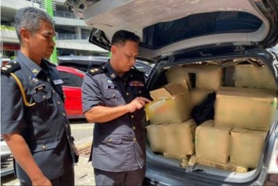 KPDN Kelantan berjaya mematahkan cubaan menyeludup hampir tiga tan minyak masak peket bersubsidi ke negara jiran dalam operasi bersepadu di Jalan Pintas (Bypass), Pasir Puteh hari ini - Foto: KPDN
