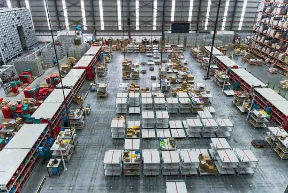 Pusat pengedaran baharu itu direka sebagai fasiliti bersepadu berasaskan automasi yang menggabungkan robotik, sistem kawalan gudang dan platform pengurusan inventori.