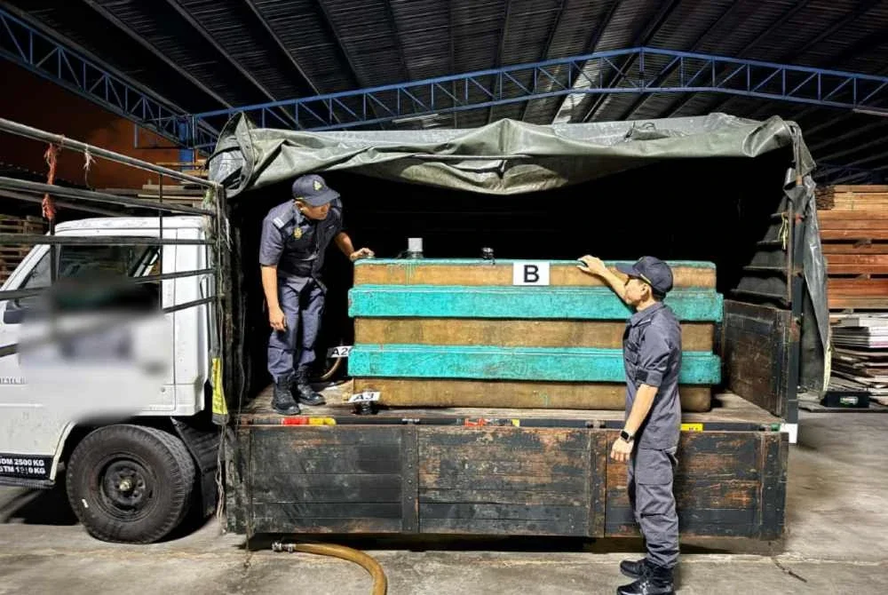 Pemeriksaan mendapati lori digunakan telah diubah suai dengan pemasangan tangki fiber tambahan di bahagian belakang bagi menampung muatan diesel dalam kuantiti besar. Foto KPDN Perak