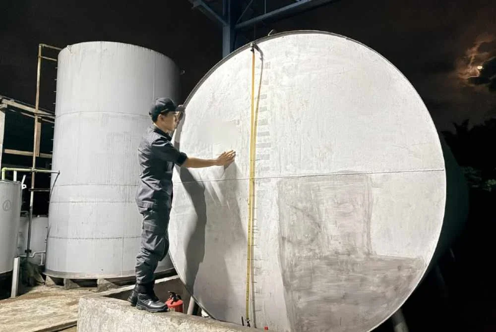 Bekalan diesel dikumpul di stor sebelum dijual semula kepada pasaran industri. Foto KPDN Perak