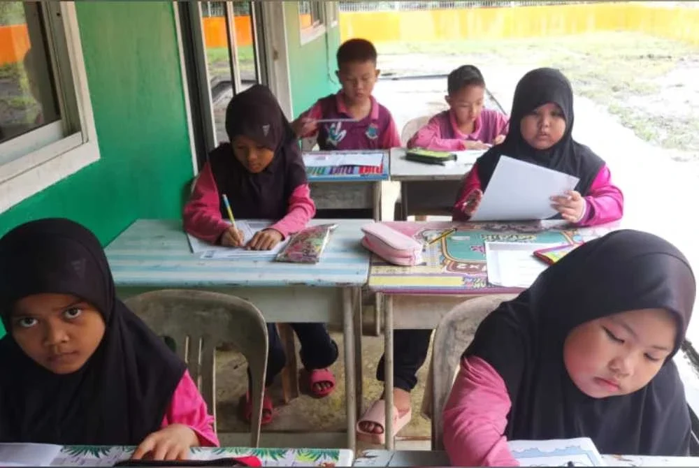 Murid juga belajar di kaki lima masjid sebagai kelas sementara.