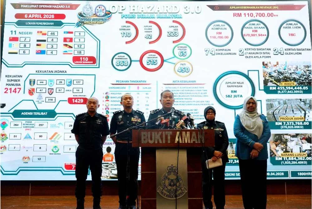 Mohd Khalid (tengah) ketika sidang akhbar di Bukit Aman pada Jumaat.