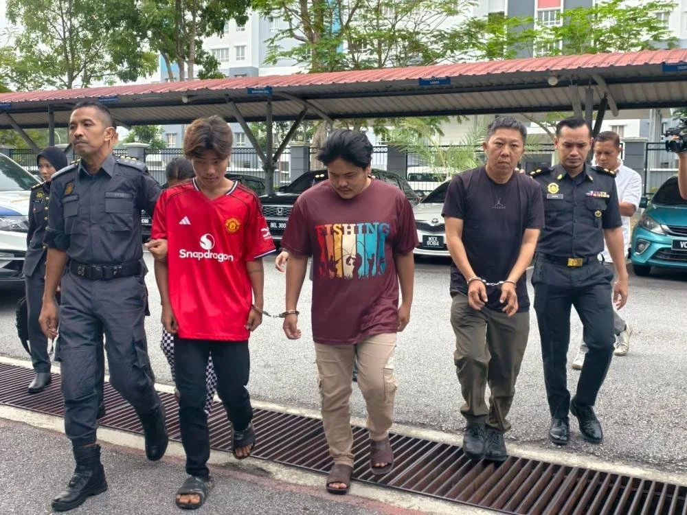 Kesemua tertuduh dibawa polis ke mahkamah atas pertuduhan memiliki barang kawalan iaitu 4,705kg minyak masak tanpa lesen sah.