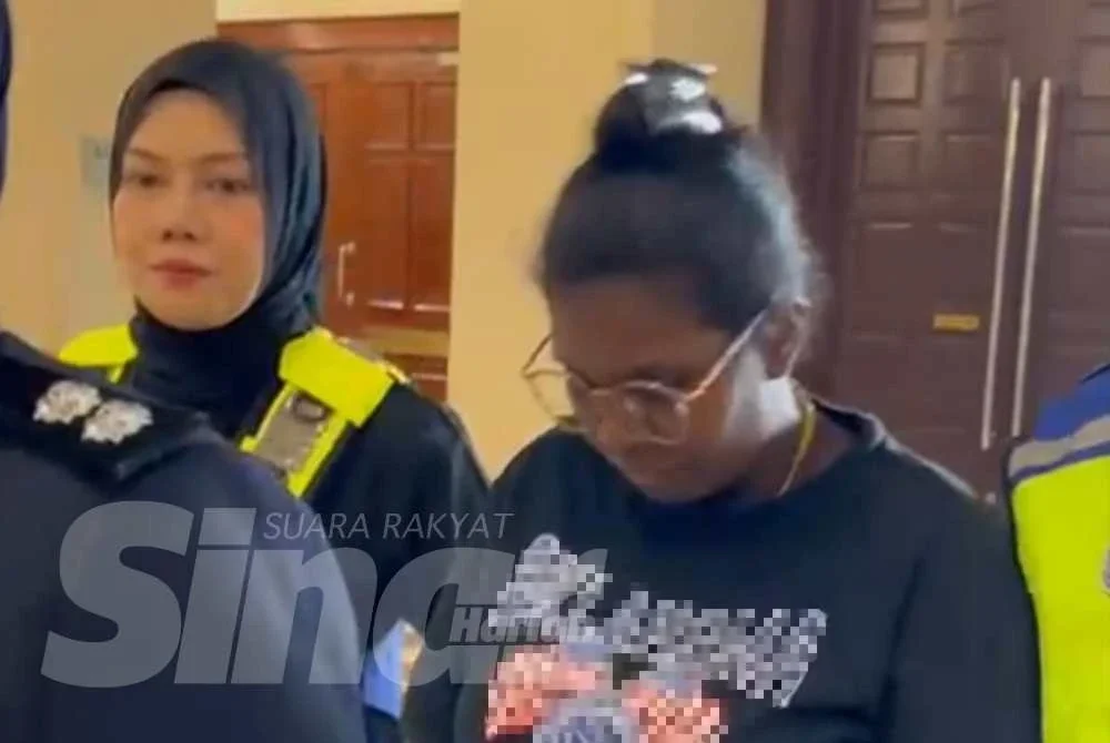 Saranya (kanan) dibawa ke Mahkamah Sesyen Kuala Lumpur pada Jumaat bagi menghadapi pertuduhan kes aniaya anak asuhannya beberapa bulan lalu.