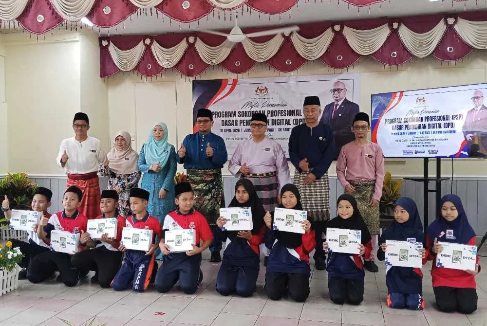Antara murid yang menerima tablet dalam Program Sokongan Profesional (PSP) Dasar Pendidikan Digital (DPD) di SK Parit Haji Adnan, Pontian.