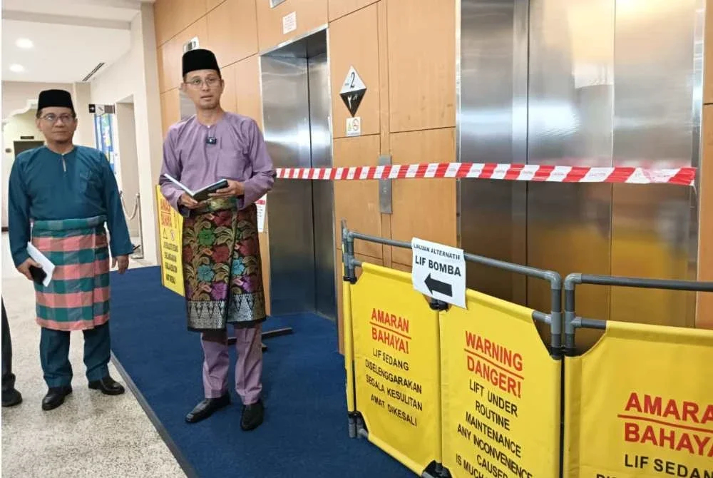 Mohd Fared (kanan) melakukan tinjauan di tiga lif yang rosak di Bangunan Jabatan Kehakiman Syariah Negeri Johor, Johor Bahru, pada Jumaat.