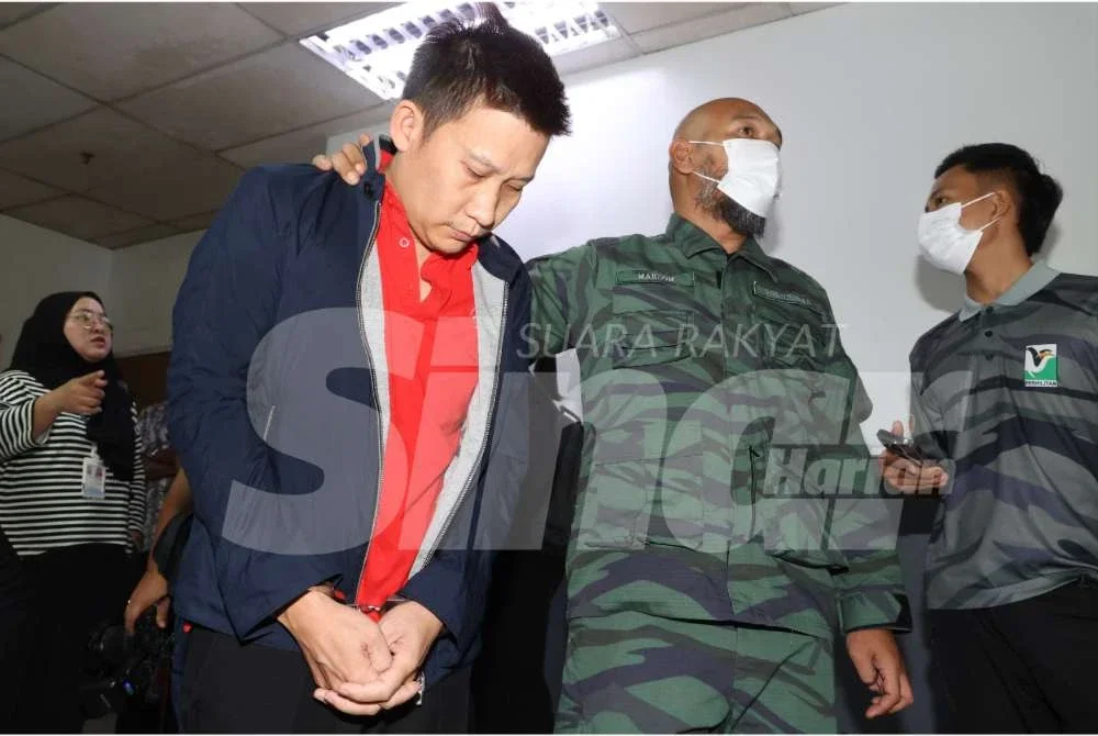 Van Thai (kiri) dihadapkan ke Mahkamah Sesyen Johor Bahru pada Jumaat atas pertuduhan menyimpan hempedu dan lidah ular sawa.