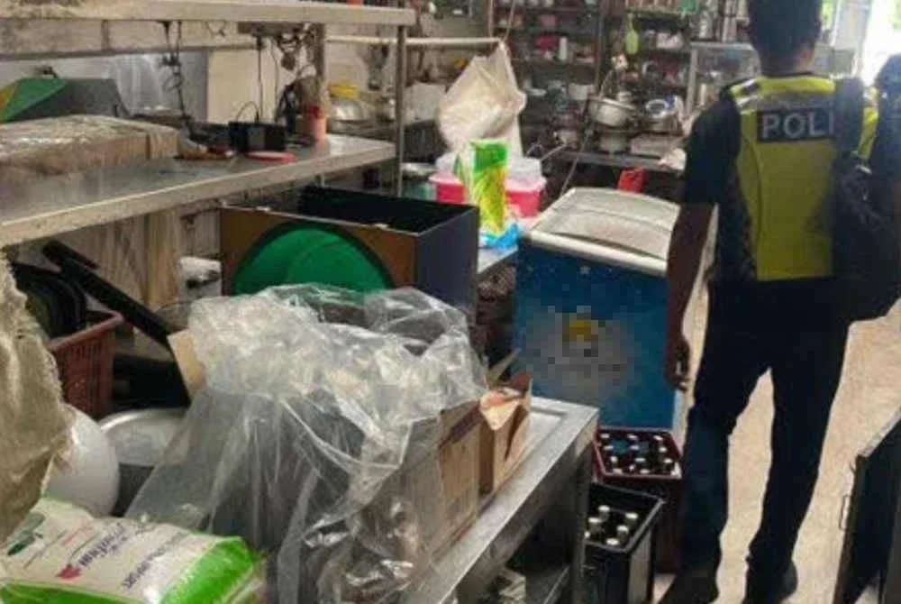 Polis menyerbu dua premis di kawasan perindustrian Muadzam Shah, Rompin pada Khamis.