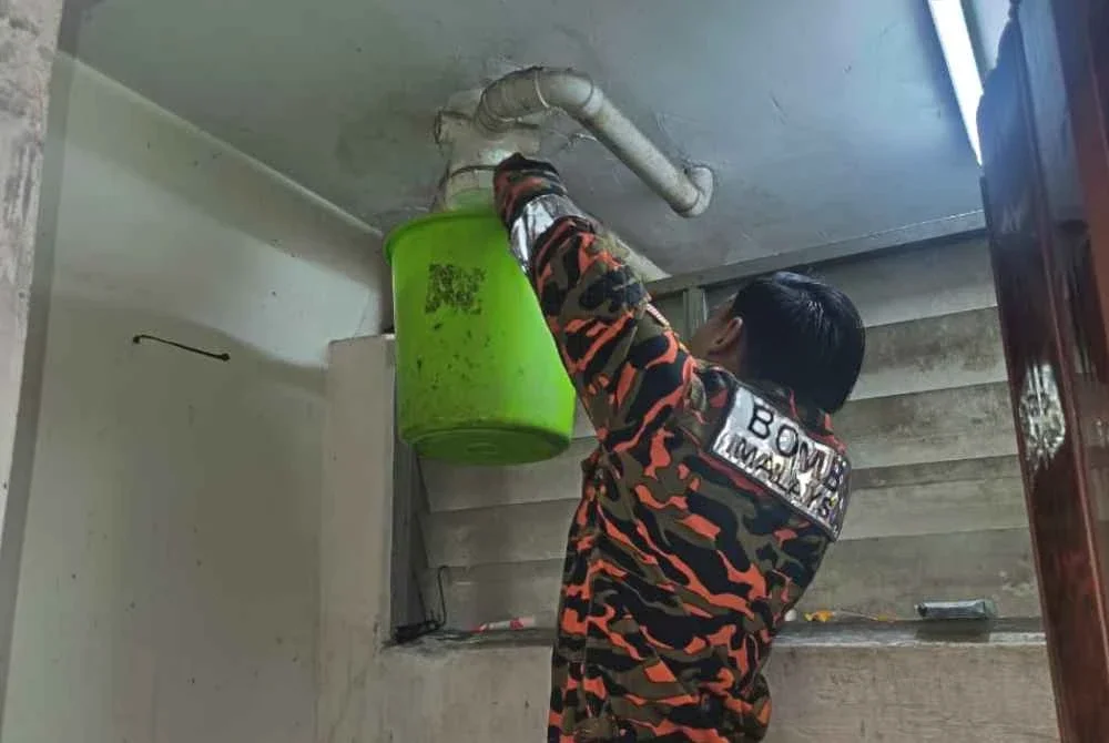 Bomba melaksanakan tindakan pemotongan paip menggunakan peralatan khas sebelum mangsa berjaya dikeluarkan dalam keadaan selamat.