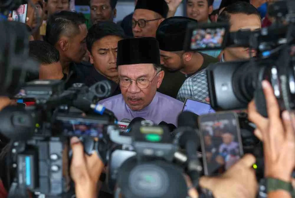 Anwar menjawab soalan media selepas menunaikan solat Jumaat di Masjid Nurussaadah Kampung Cheras Baru, Cheras pada Jumaat. Foto Bernama