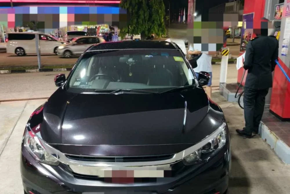 Penguat kuasa KPDN Johor menjalankan pemeriksaan terhadap kenderaan berpendaftaran asing yang dipercayai mengisi petrol RON95.