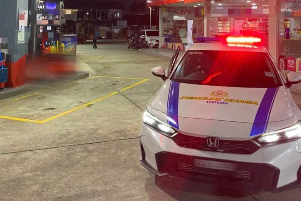 Penguat kuasa KPDN Johor menjalankan pemeriksaan terhadap kenderaan berpendaftaran asing yang dipercayai mengisi petrol RON95.