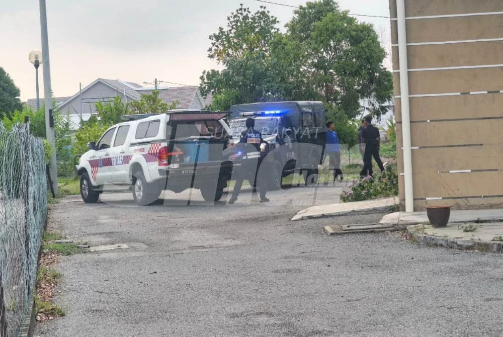 Mangsa kemudiannya diserahkan kepada pihak polis untuk tindakan lanjut. Foto Sinar Harian 