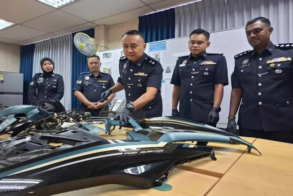 Hafezul Helmi (tengah) menunjukkan rampasan komponen motosikal yang telah dileraikan, hasil tangkapan ke atas 11 anggota Geng Muncung.