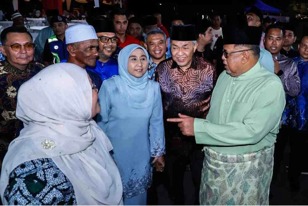 Ahmad Zahid (tengah) dan Ketua Menteri Melaka, Datuk Seri Ab Rauf Yusoh (depan, kanan) beramah mesra bersama orang ramai yang hadir pada Majlis Aidilfitri Melaka Sayang Rakyat Peringkat DUN Duyong di Stadium Tun Fatimah, pada Jumaat. Foto Bernama