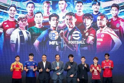 Presiden MFL, Datuk Ab Ghani Hassan (empat dari kiri) bersama Mohd Shazli (tiga dari kiri) dan Produser Am Konami Digital Entertainment, Junichi Taya (empat dari kanan) bergambar kenangan bersama pemain pasukan Liga Super seperti Nooa Laine dari Selangor FC (kiri), Takumi Sasaki dari Negeri Sembilan FC (dua dari kanan), Irfan zakaria dari Melaka FC (kanan) dan Park Tae-Su dari PDRM FC (dua dari kiri) pada majlis kerjasama MFL dan Konami pada Khamis. Foto Bernama